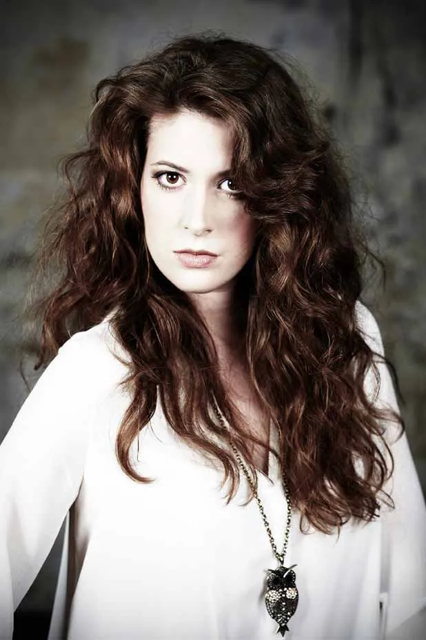 Book photo Femme comedienne — Paris — studio — shooting professionnel — exemple 49 — photo en grand