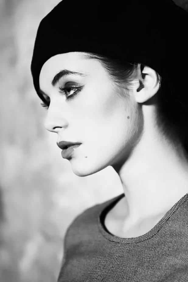 Book photo femme comedienne — Paris — studio — shooting professionnel — exemple 78 — photo en grand