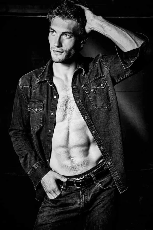 Book photo Homme noir et blanc — Paris — studio — shooting professionnel — exemple 62 — photo en grand