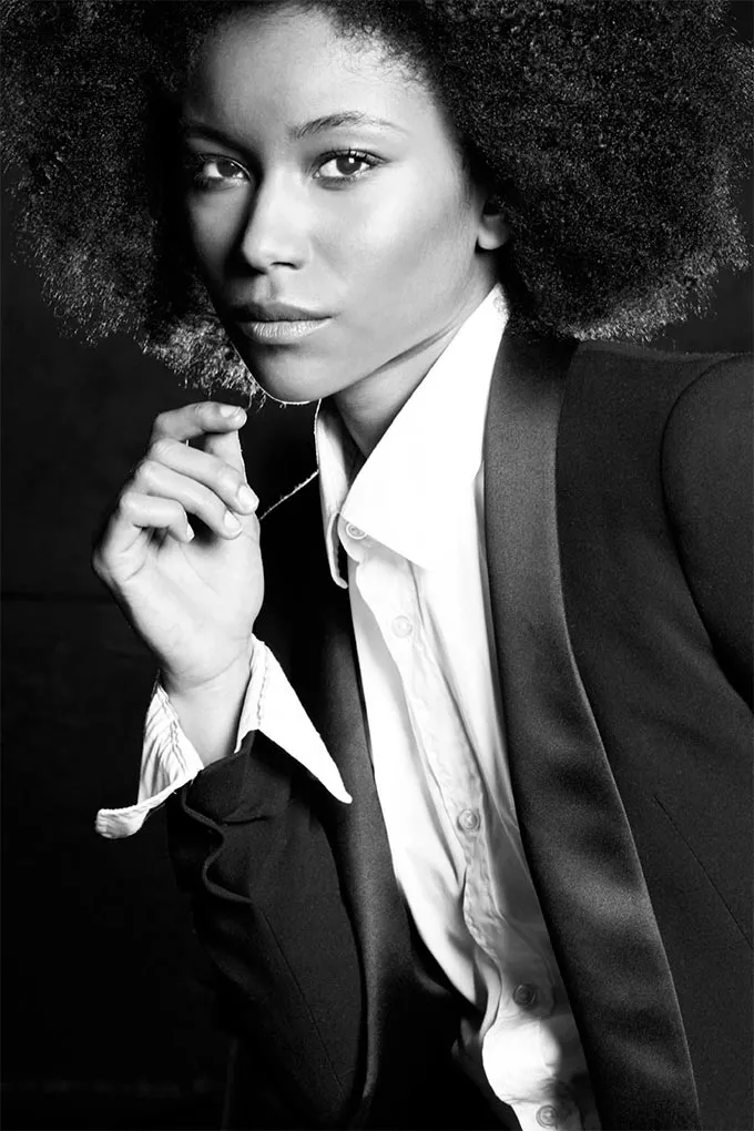 Book photo mannequin femme — Paris — studio — shooting professionnel — exemple 04 — photo en grand