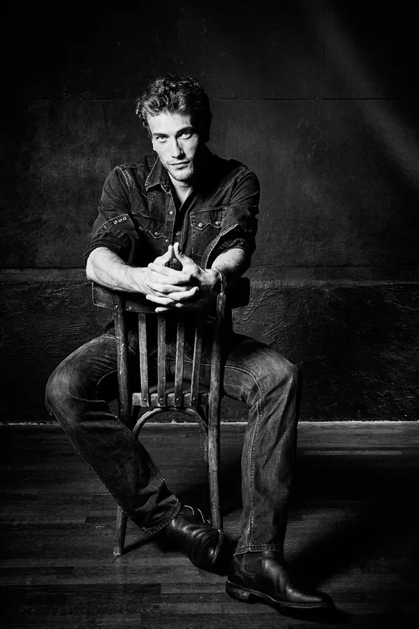 Book photo mannequin Homme noir et blanc — Paris — studio — shooting professionnel — exemple 01 — photo en grand